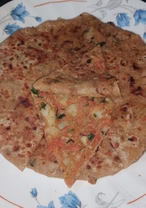 आलू गाजर का पराठा (Aloo gajar ka paratha recipe in Hindi) रेसिपी मुख्य फोटो