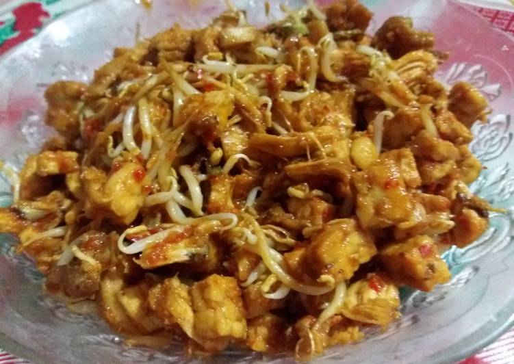 Oseng campur2..campur tige ayam suwir tempe dadu