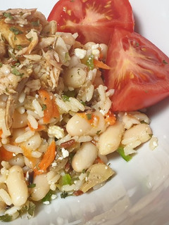 Una foto de Ensalada de arroz salvaje con alubias blancas