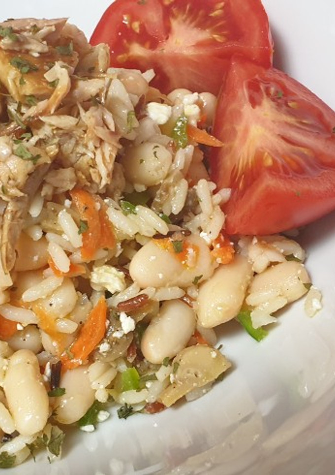 Una foto de Ensalada de arroz salvaje con alubias blancas