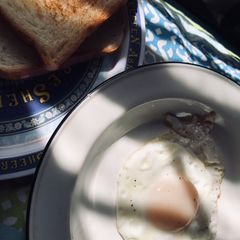 Sunny side up egg A picture of Sunny side up egg.
