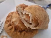 Una foto de empanadas de camaron
