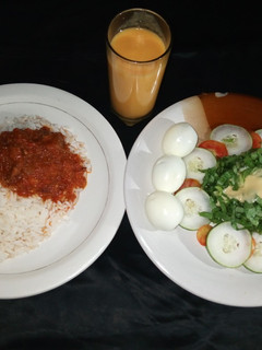 Shinkafa da miya da salad ainihin hoton girkin