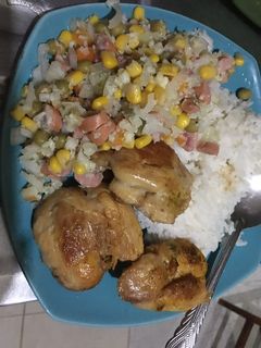 Una foto de Arroz de coliflor personalizado con cuadros de pollo 💓