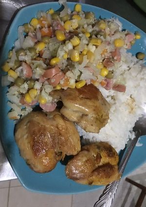 Una foto de Arroz de coliflor personalizado con cuadros de pollo 💓