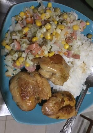 Una foto de Arroz de coliflor personalizado con cuadros de pollo 💓