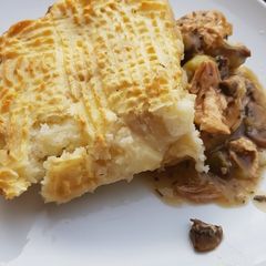 A picture of Chicken and mushroom pie.