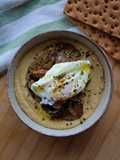 Hummus, setas salteadas y huevo poché