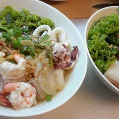 A picture of Seafood noodles.