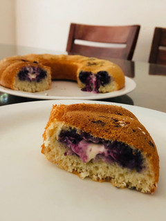 Una foto de Pastel Pancake relleno queso crema y arándanos