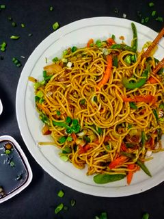 વેજ ચાઉમીન (Veg. Chowmein recipe in Gujarati) રેસીપી મુખ્ય ફોટો