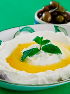 A picture of Thick yogurt spread - labneh.