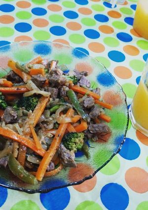 Una foto de Salteado de verduritas y carne
