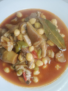 Una foto de Guiso de setas variadas sofrito y garbanzos