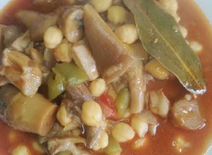 Foto principal de Guiso de setas variadas sofrito y garbanzos