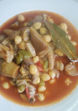 Una foto de Guiso de setas variadas sofrito y garbanzos