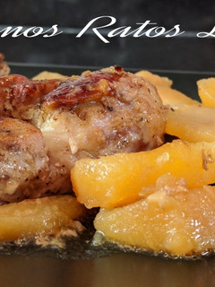 Una foto de Pierna de cordero con ciruelas y manzana en cocina lenta