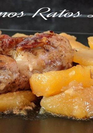 Una foto de Pierna de cordero con ciruelas y manzana en cocina lenta