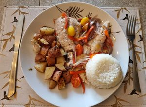 Una foto de Merluza al horno con Papas Rústicas