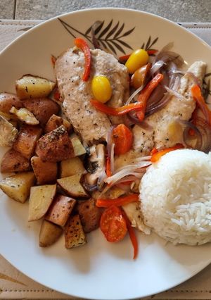 Una foto de Merluza al horno con Papas Rústicas