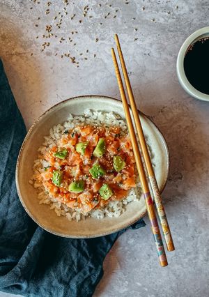 Une photo de Chirashi saumon avocat