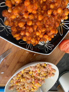 Una foto de Garbanzos con tomate & ensalada de Garbanzos