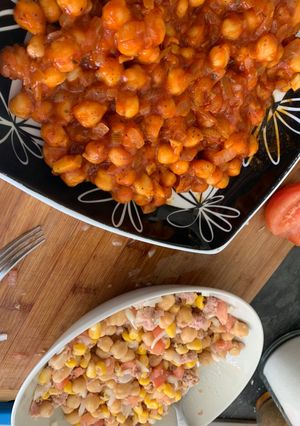 Una foto de Garbanzos con tomate & ensalada de Garbanzos