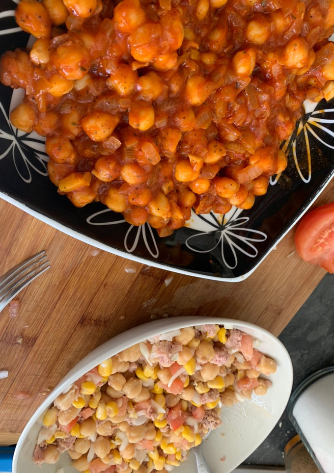 Una foto de Garbanzos con tomate & ensalada de Garbanzos