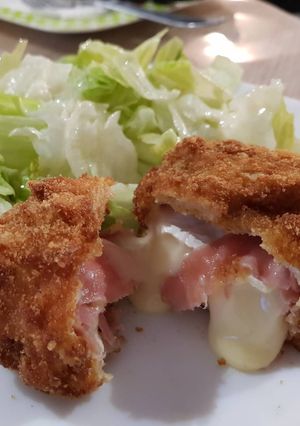 Une photo de Camembert et jambon cru pané