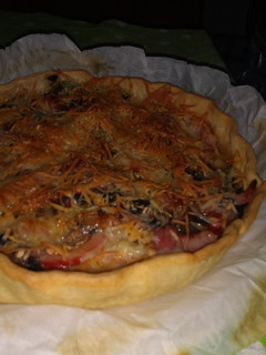 Una foto de Pizza de verduras, bacon y setas