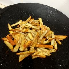 A picture of Fries with less oil ya ghee 🥔🥔🍟.