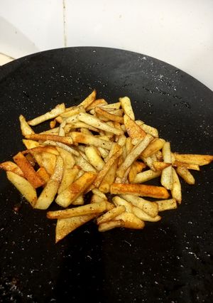 A picture of Fries with less oil ya ghee 🥔🥔🍟.