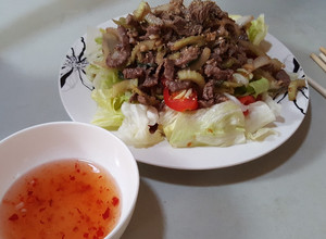 Hình của món Ngon mát Salad thịt bò xào.