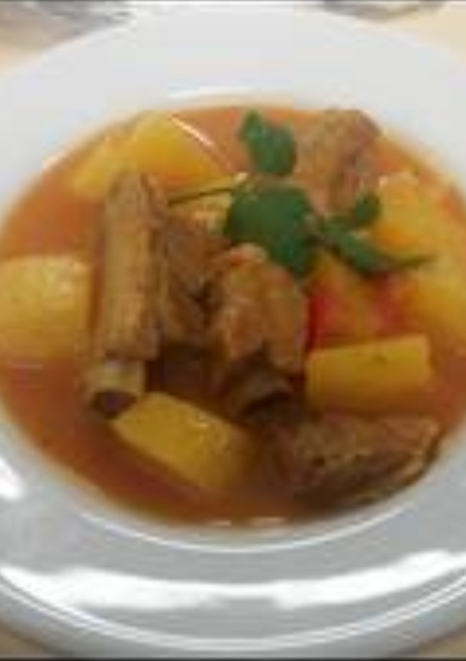 Una foto de Guisadillo de costillas🥔🐷🐖🥓🍷😋