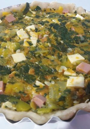 Una foto de Tarta de muchas verduras, paleta y queso tybo con masa casera