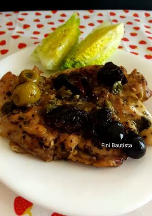 Foto principal de Muslos de pollo abiertos al horno con ciruelas y aceitunas