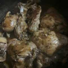 Una foto de Pollo en la cacerola con moztaza y salsa de soja