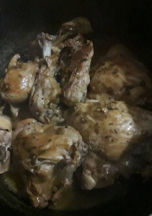 Una foto de Pollo en la cacerola con moztaza y salsa de soja