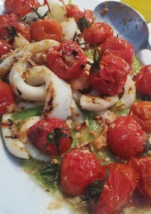 Foto di Tagliata di calamari su letto di piselli e granella di nocciole