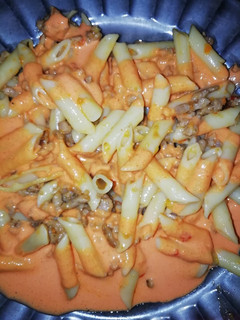 Una foto de Macarrones con carne y salsa de pimiento
