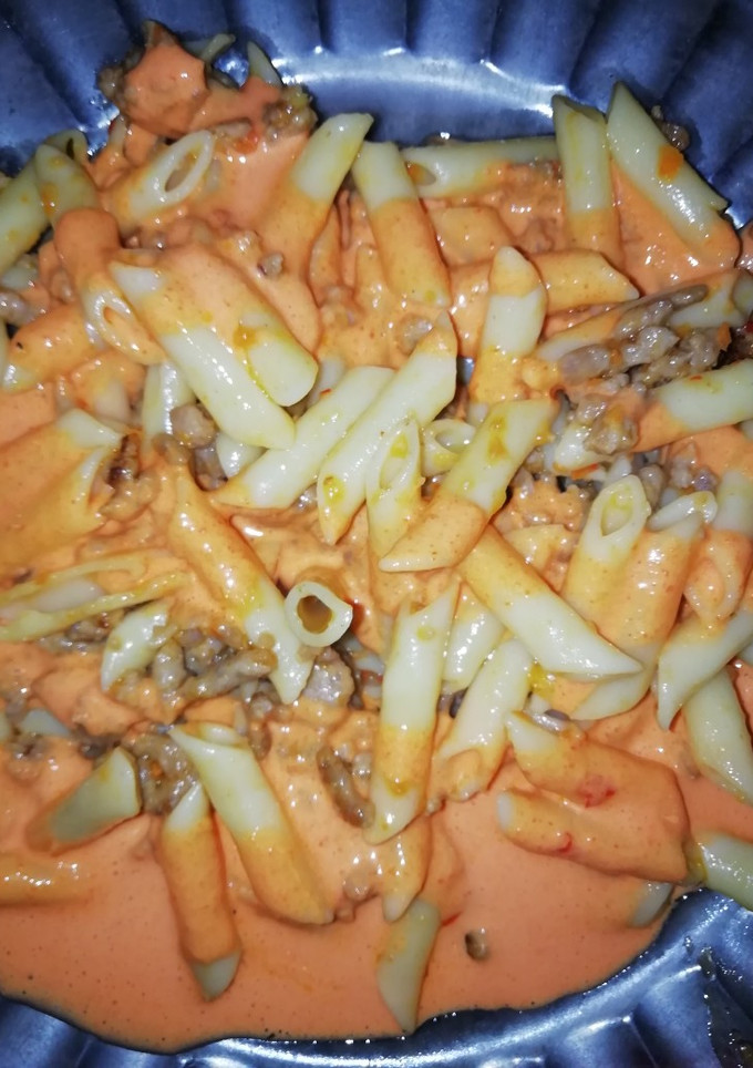 Una foto de Macarrones con carne y salsa de pimiento