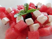 Una foto di anguria insalata
