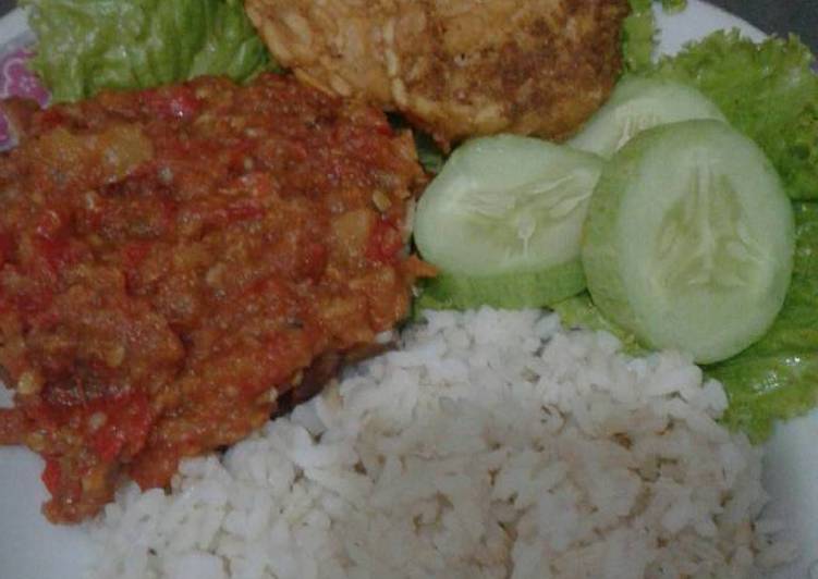 Ayam penyet sederhana