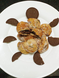 A picture of Deep Fried Oreo Biscuit.