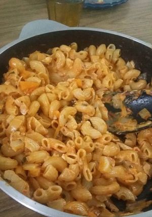 Una foto de Fideos con verdura y salsa rosa