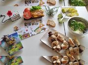 Una foto de brochetas de carne a la plancha