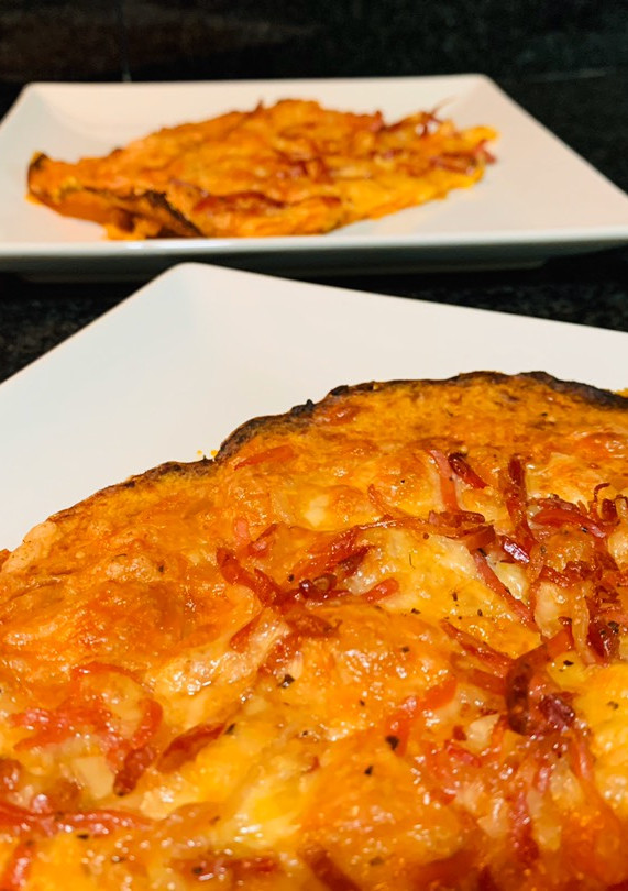 Una foto de Pizza de calabaza y jamón serrano