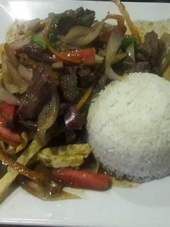 Una foto de Lomo saltado flameado