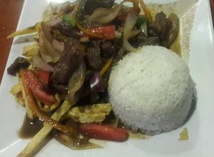 Una foto de Lomo saltado flameado