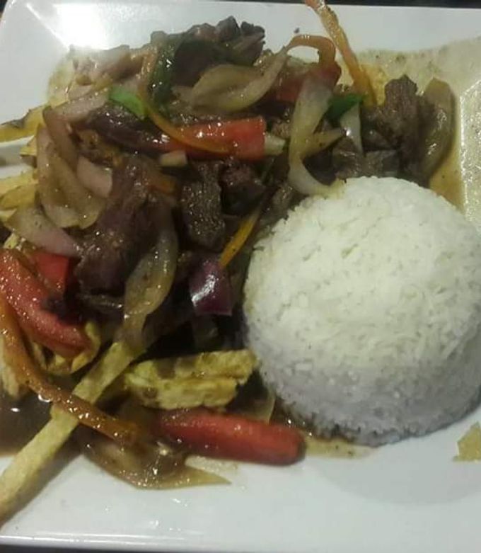 Una foto de Lomo saltado flameado